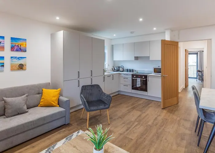 Central 2 Bed 2 Bath Apartment Near Brighton College, Beach, Hospital - Long Stay Offers