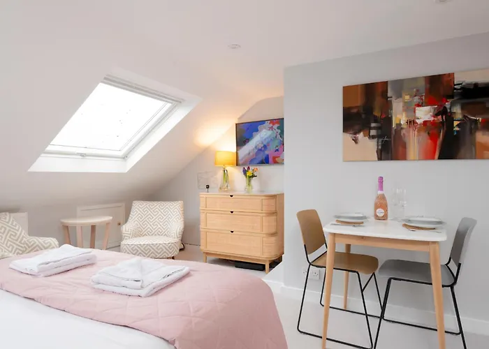 Cosy Loft Retreat, King Bed, En-Suite, Kitchenette, Homestay