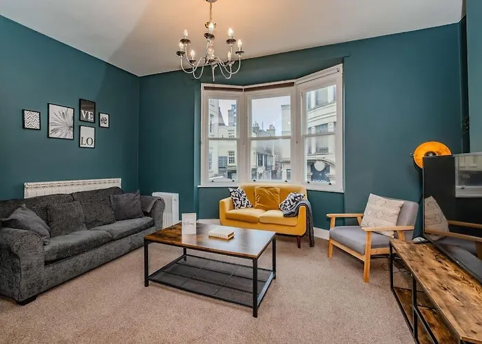 Super Central Three Bedroom Flat I Next To Brighton Beach I Sleep 9 Guests