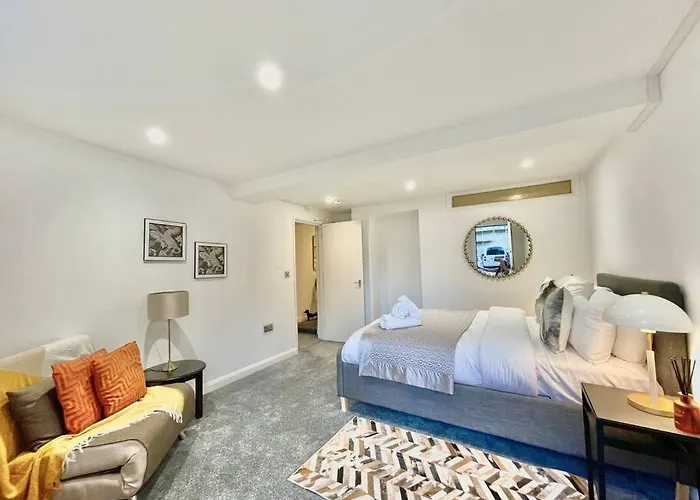 By The Beach Central Flat Accommodating 5 Guests