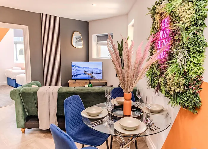Super Central 2 Bedroom Flat I Next To Shopping Center & Brighton Beach