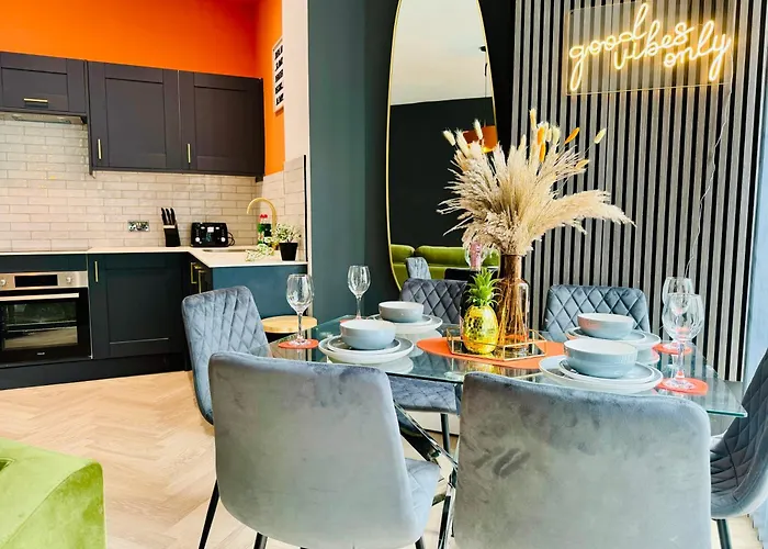 Next To Brighton Beach 3 Bedroom & 2 Bathroom Flat Sleep 12 Guests
