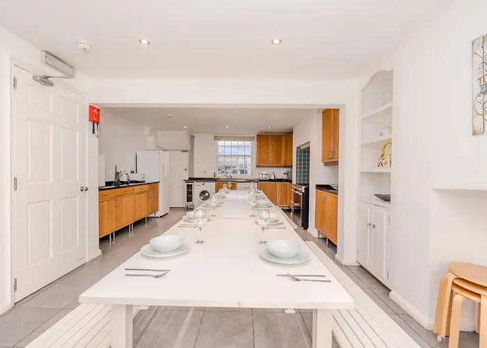 Perfect Seaside Getaway I Central Big Town House Next To Brighton Beach I First Choice For Big Group & Family Stay