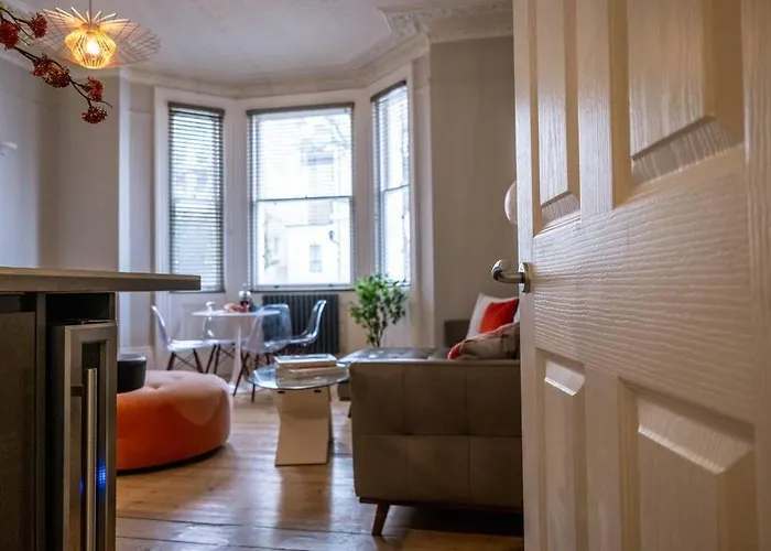 Elegant Brighton Retreat With Private Parking & Garden