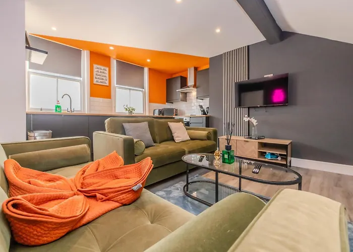 Stylish 2-Br Apt For 7 Guests Plus Free Parking In Church Road