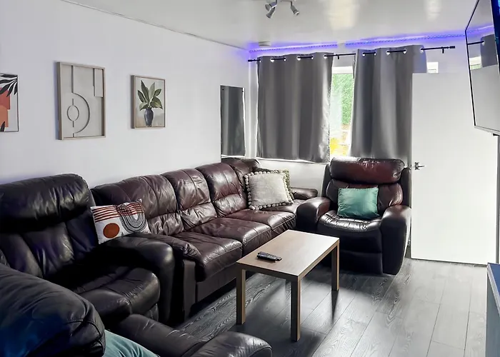 Family Holiday Home With Hot Tub & Sauna Sleeps 8