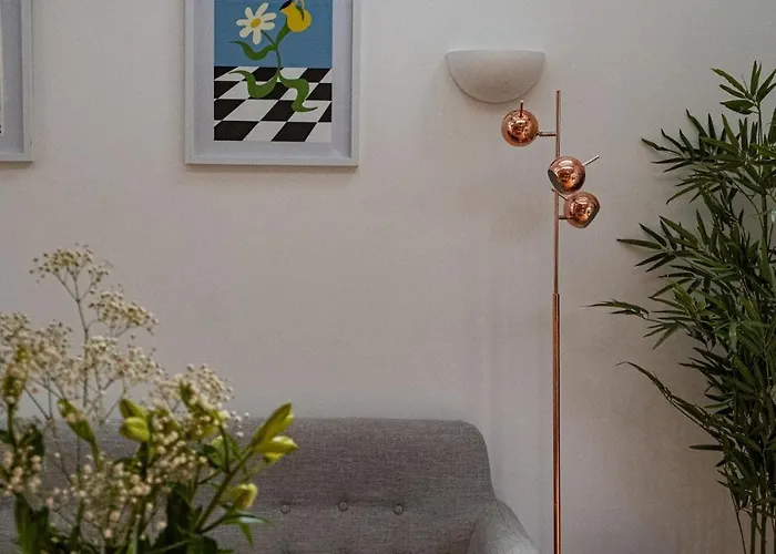 Stylish Brighton Haven, Sleeps 1 To 7, Free Parking