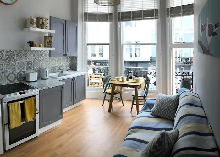 Striking Seaside One Bed Balcony Flat In Brighton