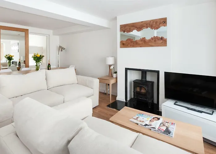 Sea Breeze Cottage With Parking By Myholidaylet
