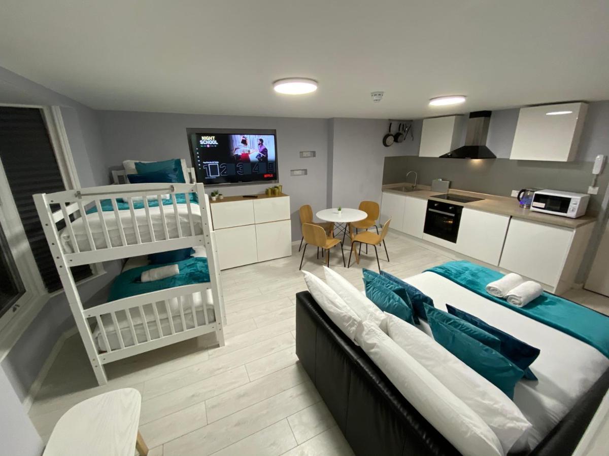 Bond Apartment *