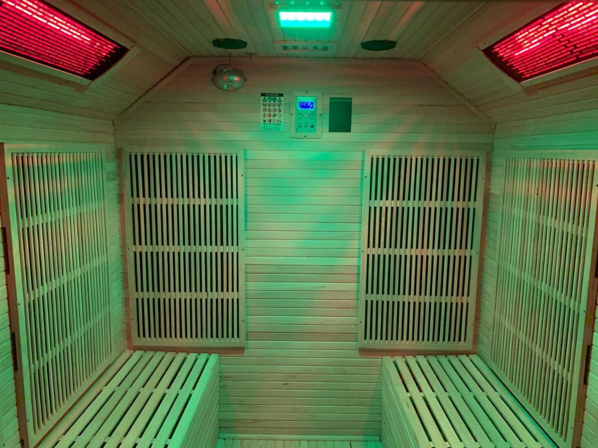 Family With Hot Tub & Sauna Sleeps 8 Brighton