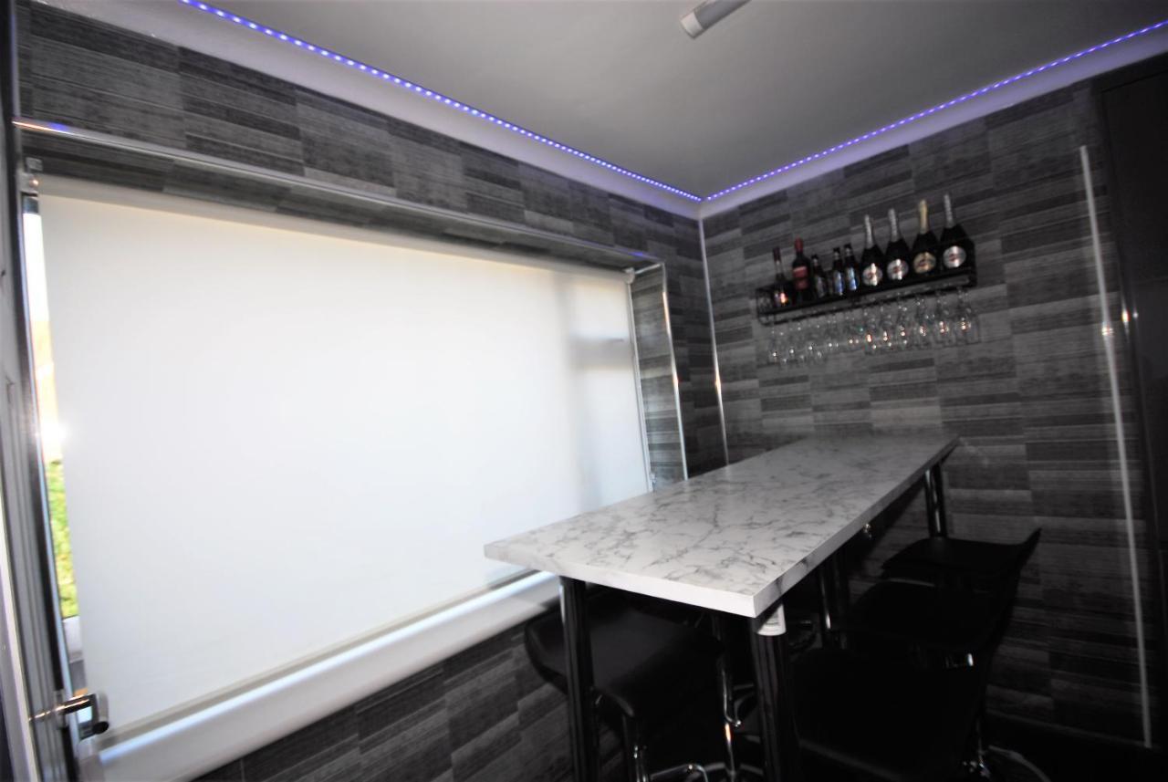 Family With Hot Tub & Sauna Sleeps 8 *