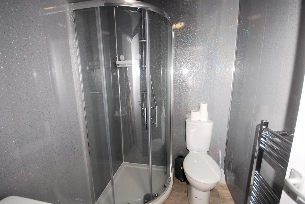 Family With Hot Tub & Sauna Sleeps 8 Apartment Brighton