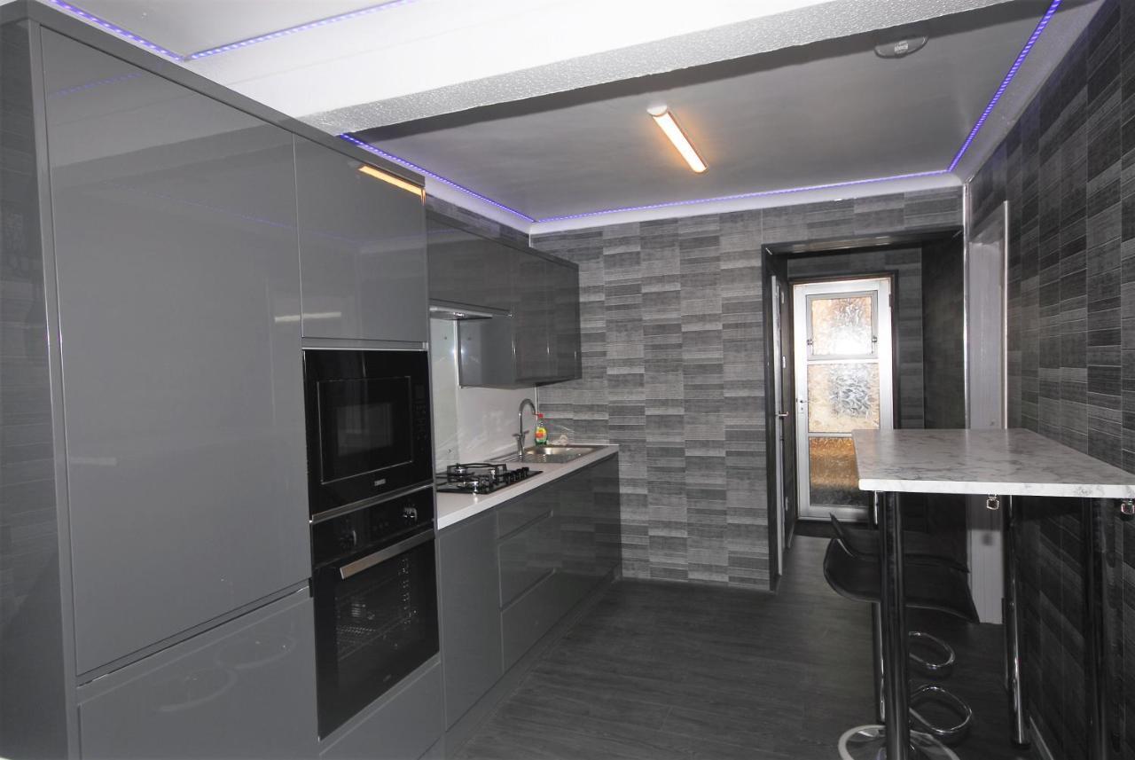 Family With Hot Tub & Sauna Sleeps 8 Brighton