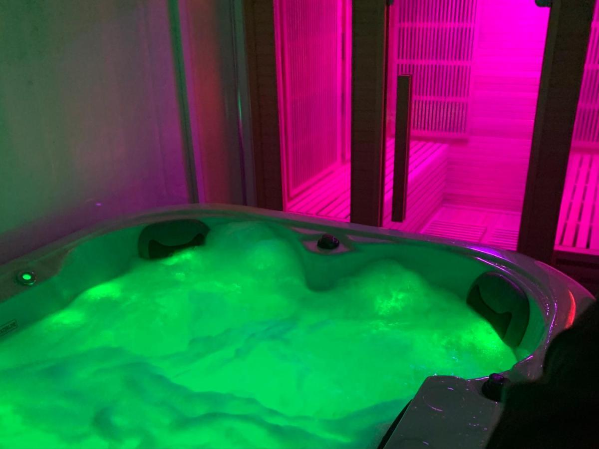 Family With Hot Tub & Sauna Sleeps 8 *
