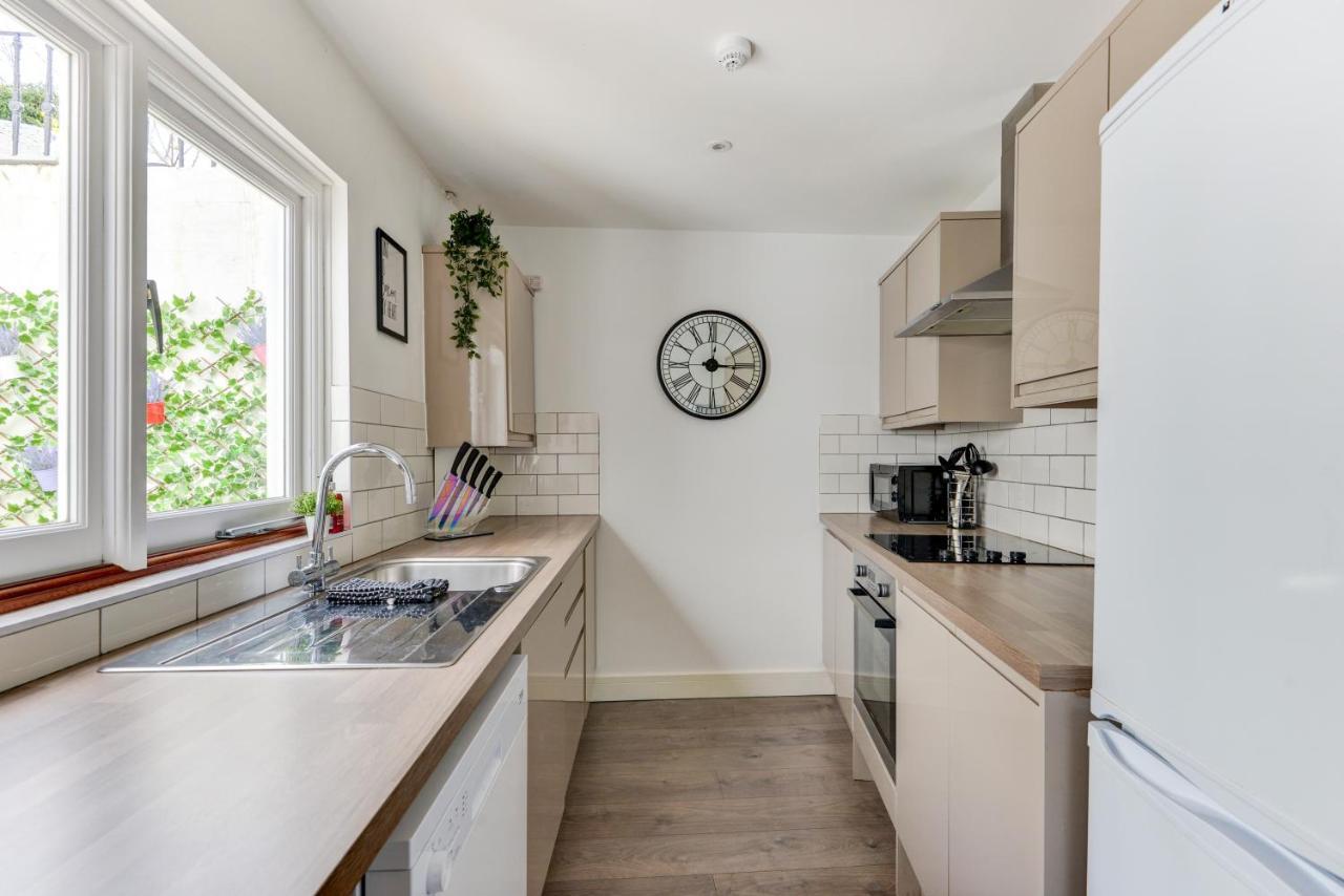 2 Bedroom Cosy Apartment, Powis Square - *