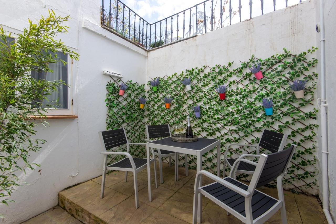 2 Bedroom Cosy Apartment, Powis Square - *