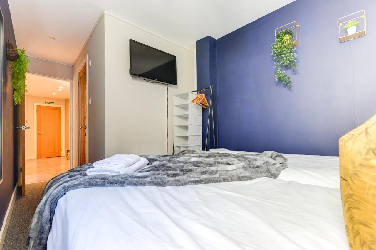 2 Bedroom Cosy Apartment, Powis Square -