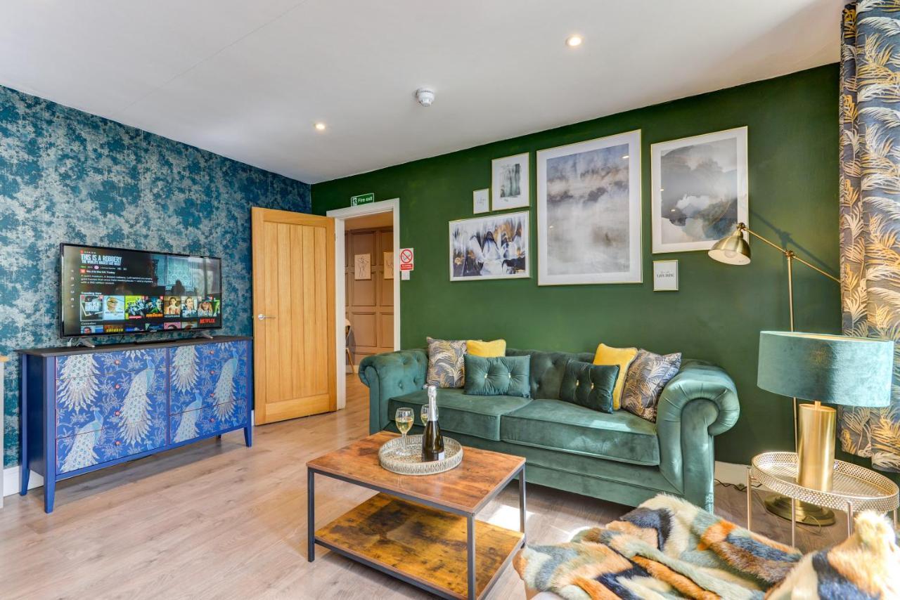 2 Bedroom Cosy Apartment, Powis Square -