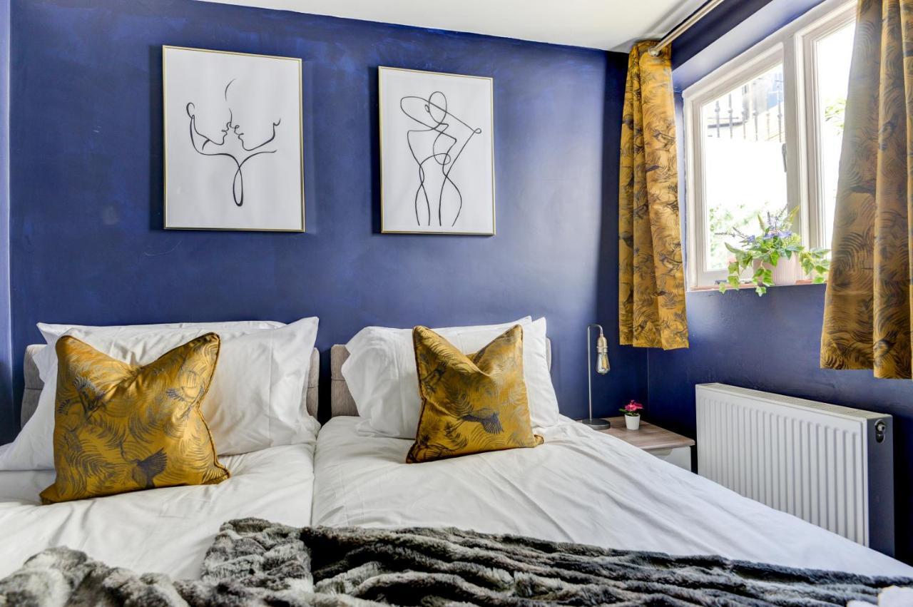 2 Bedroom Cosy Apartment, Powis Square - *
