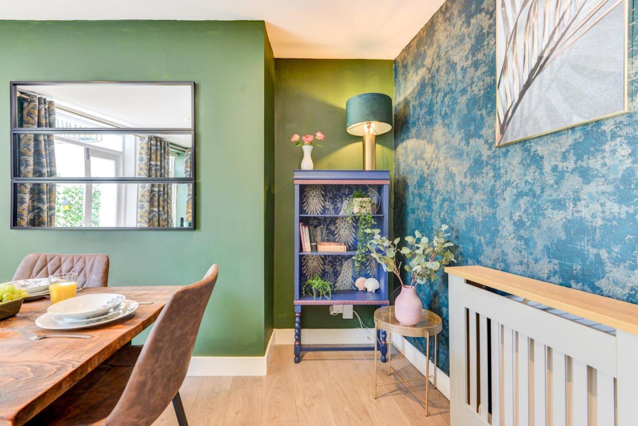 2 Bedroom Cosy Apartment, Powis Square -