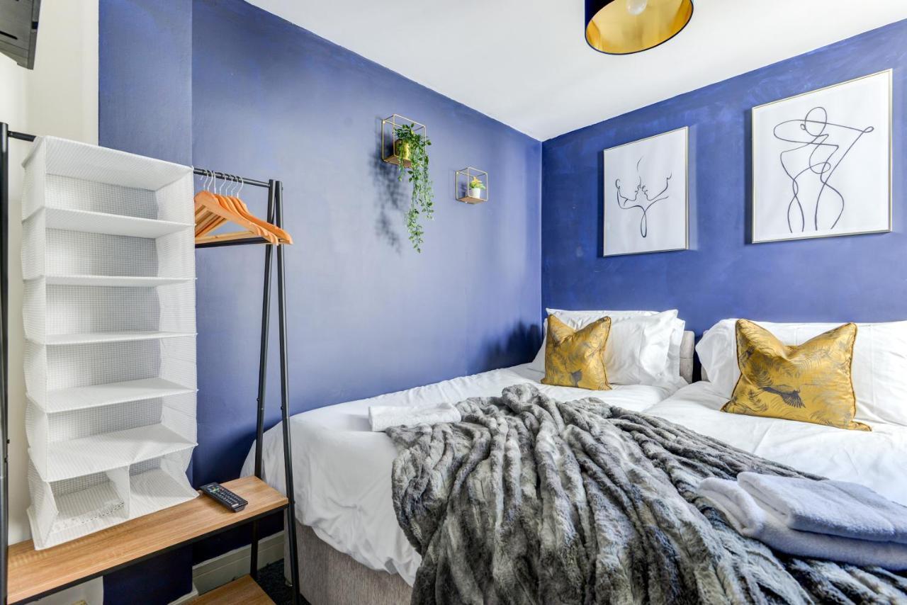 2 Bedroom Cosy Apartment, Powis Square - *