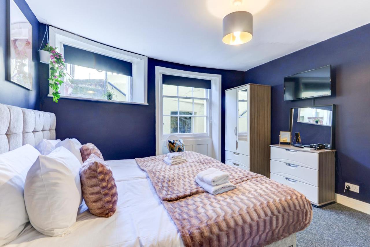 2 Bedroom Cosy Apartment, Powis Square - *