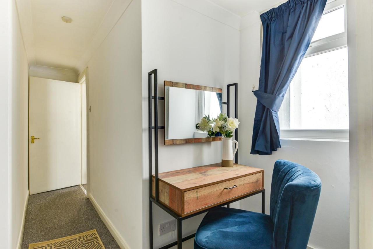 2 Bedroom - Queens Square Flat 1 Apartment