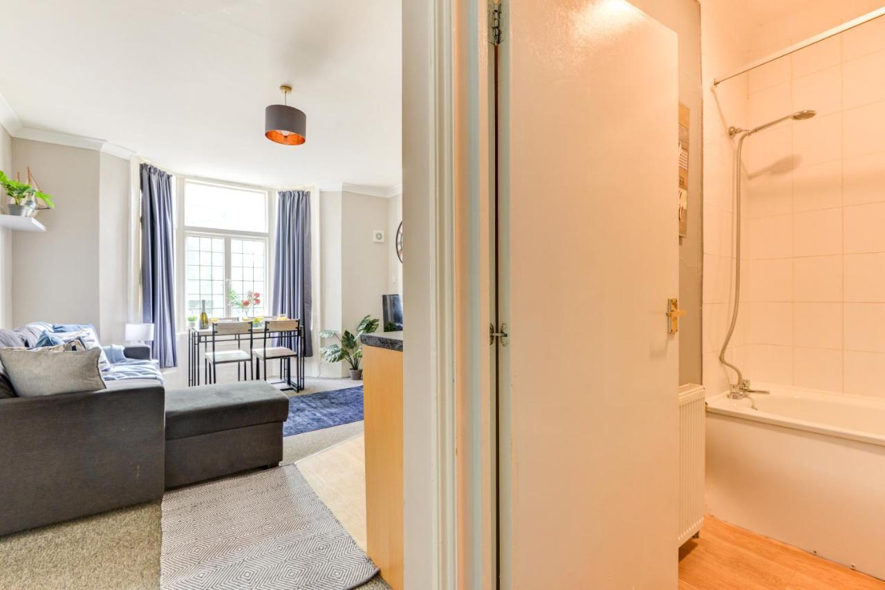 2 Bedroom - Queens Square Flat 1 Apartment *