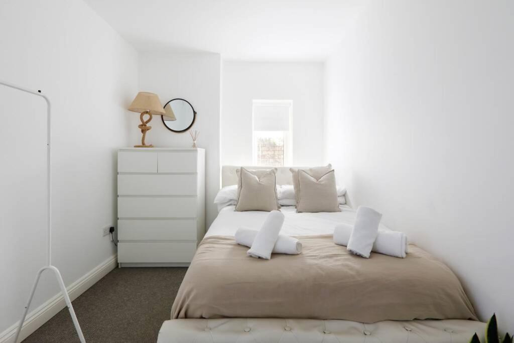 2 Bedrooms Close To The Beach With Garden And Own Entrance ! Apartment Brighton