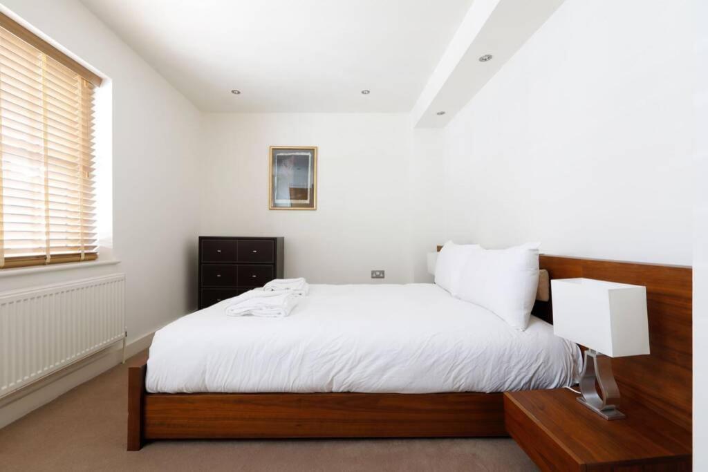Beautiful 2 Bedroom Mews House With Parking By The Beach *
