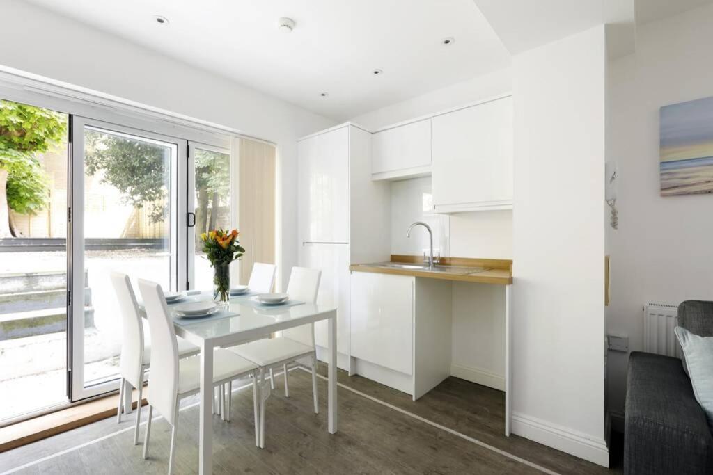 2 Bedrooms Close To The Beach With Garden And Own Entrance !
