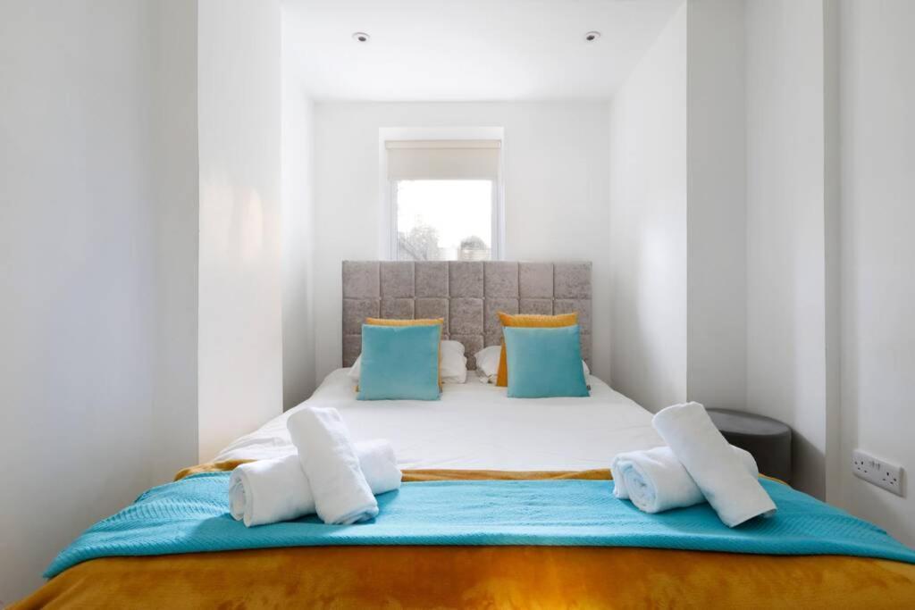 Apartment 2 Bedrooms Close To The Beach With Garden And Own Entrance ! *
