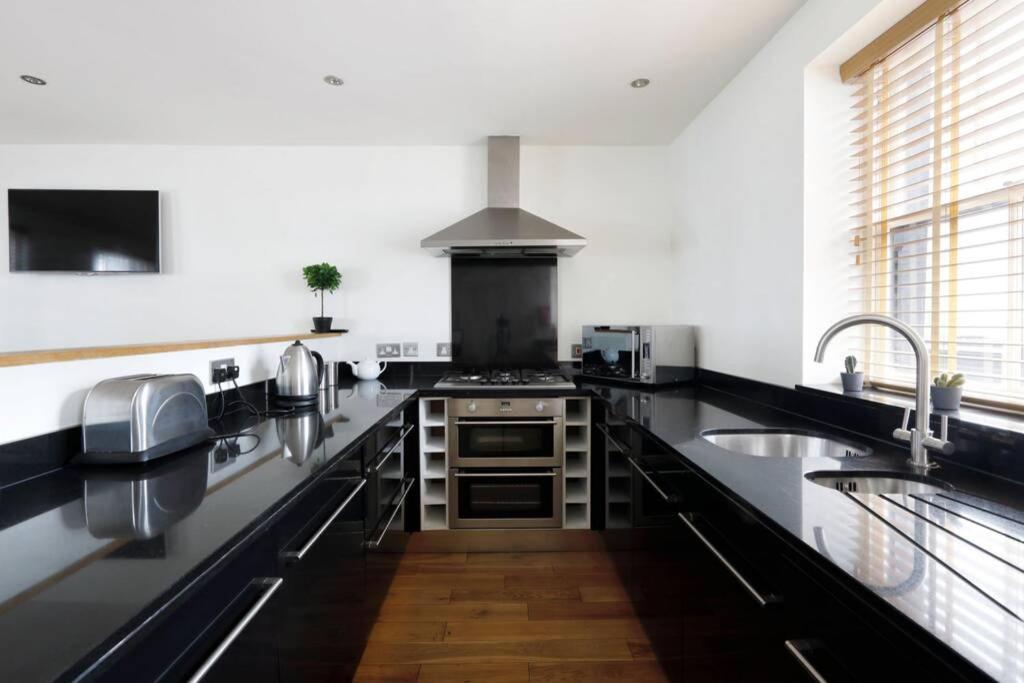 Beautiful 2 Bedroom Mews House With Parking By The Beach Holiday home *