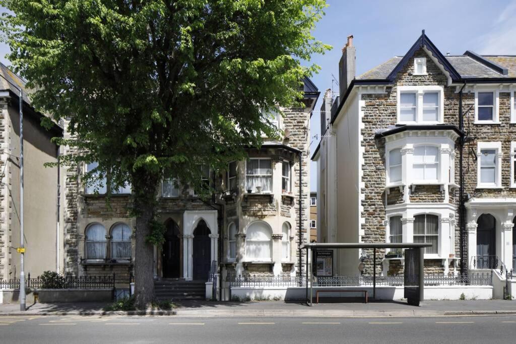 2 Bedrooms Close To The Beach With Garden And Own Entrance ! Brighton
