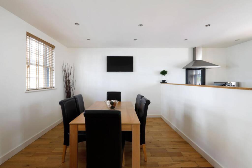 Beautiful 2 Bedroom Mews House With Parking By The Beach Holiday home *