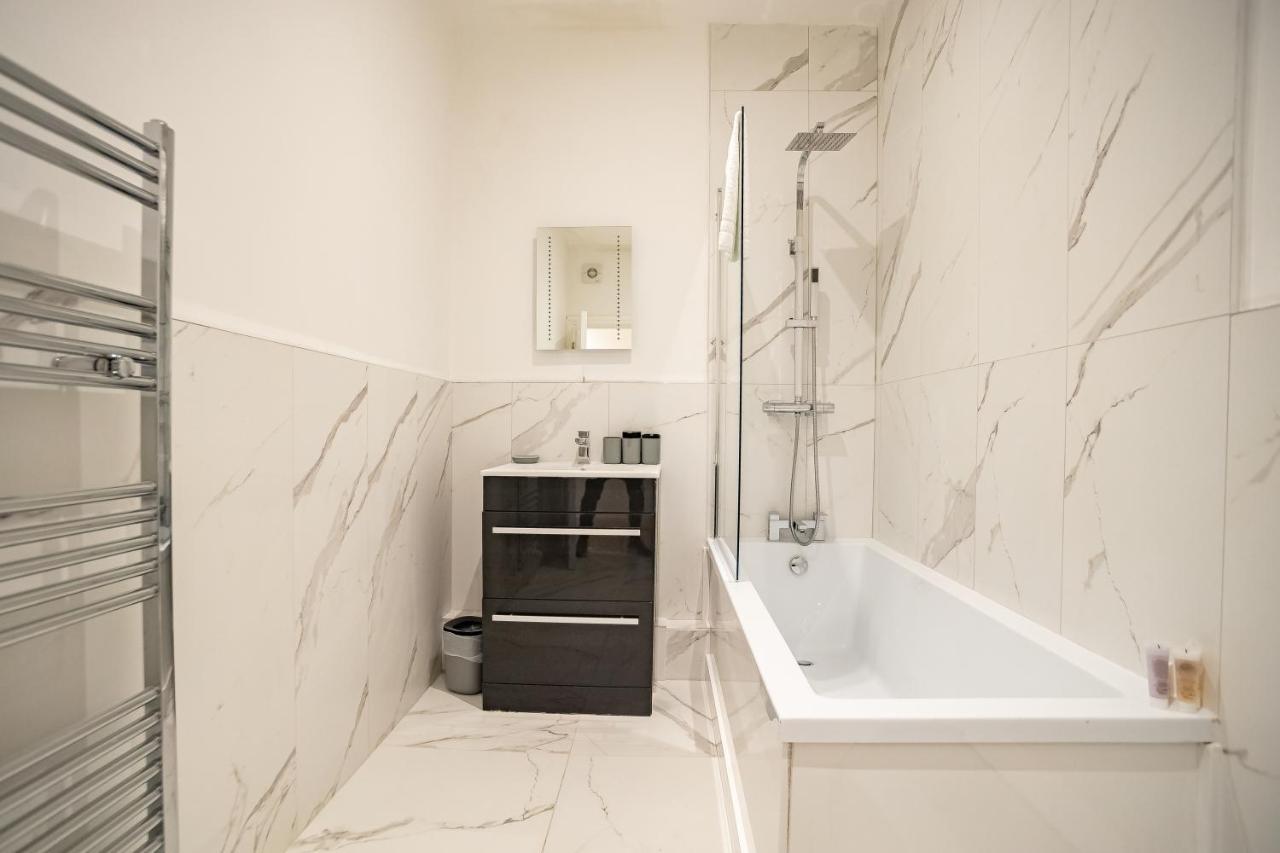 Deluxe Modern 1&2 Bed Near & Station Apartment