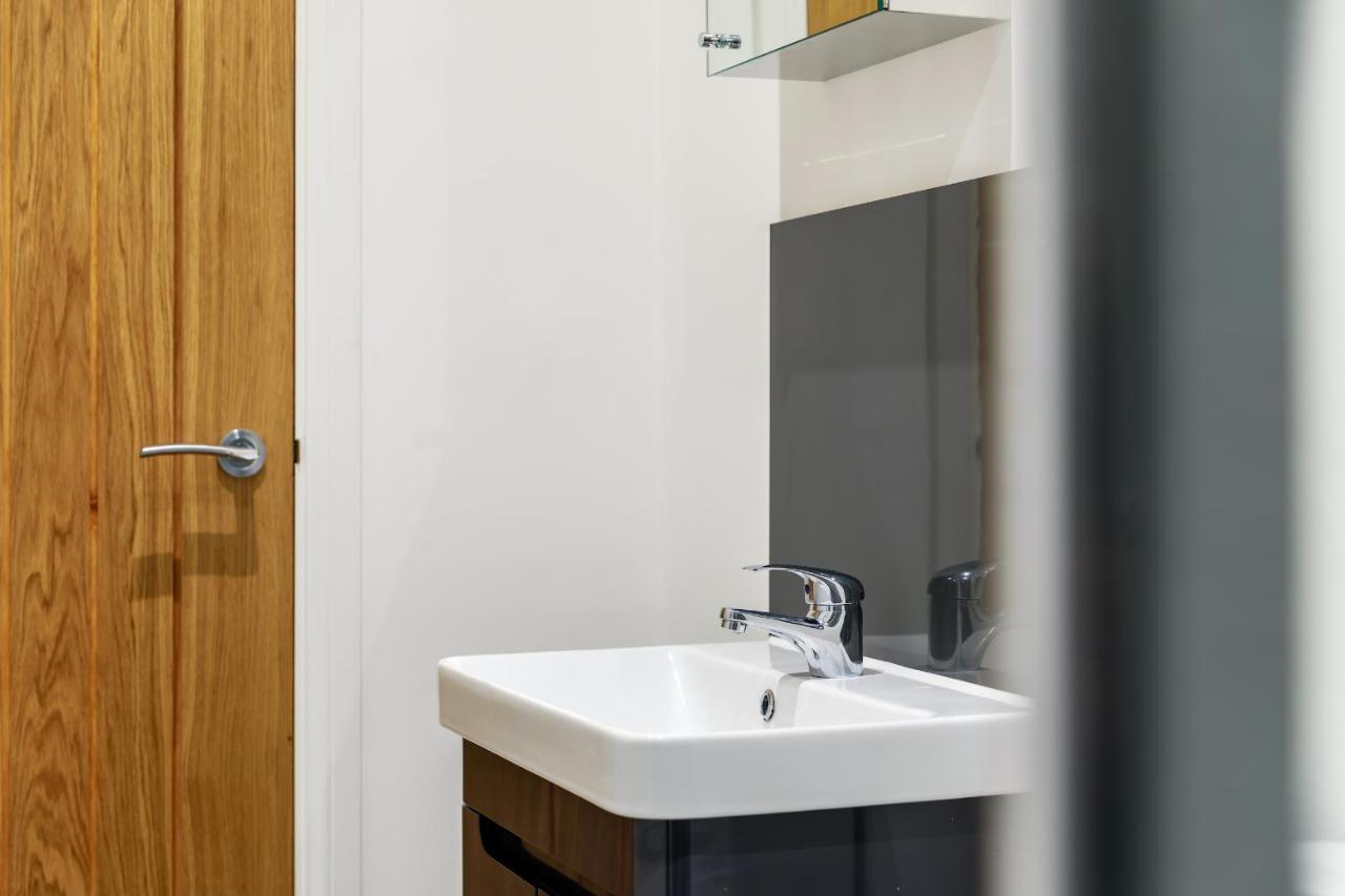 Apartment Newly Renovated 2 Bedroom With Garden *