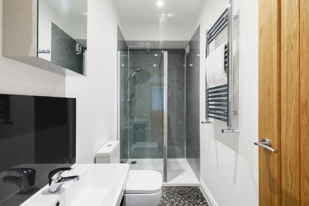 Newly Renovated 2 Bedroom With Garden Apartment *