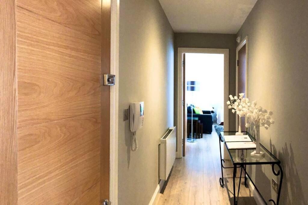 Luxury 2-bed In Central Apartment *
