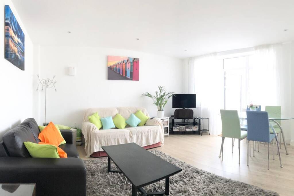 Luxury 2-bed In Central Apartment