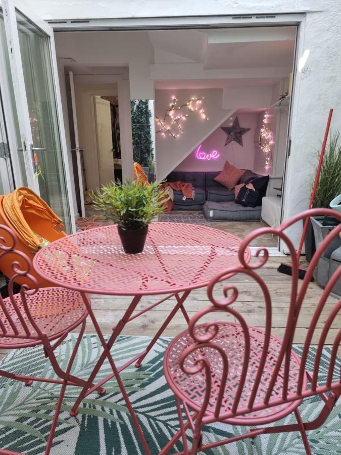 Quirky Seaside Family Walk To The Waves! Holiday home