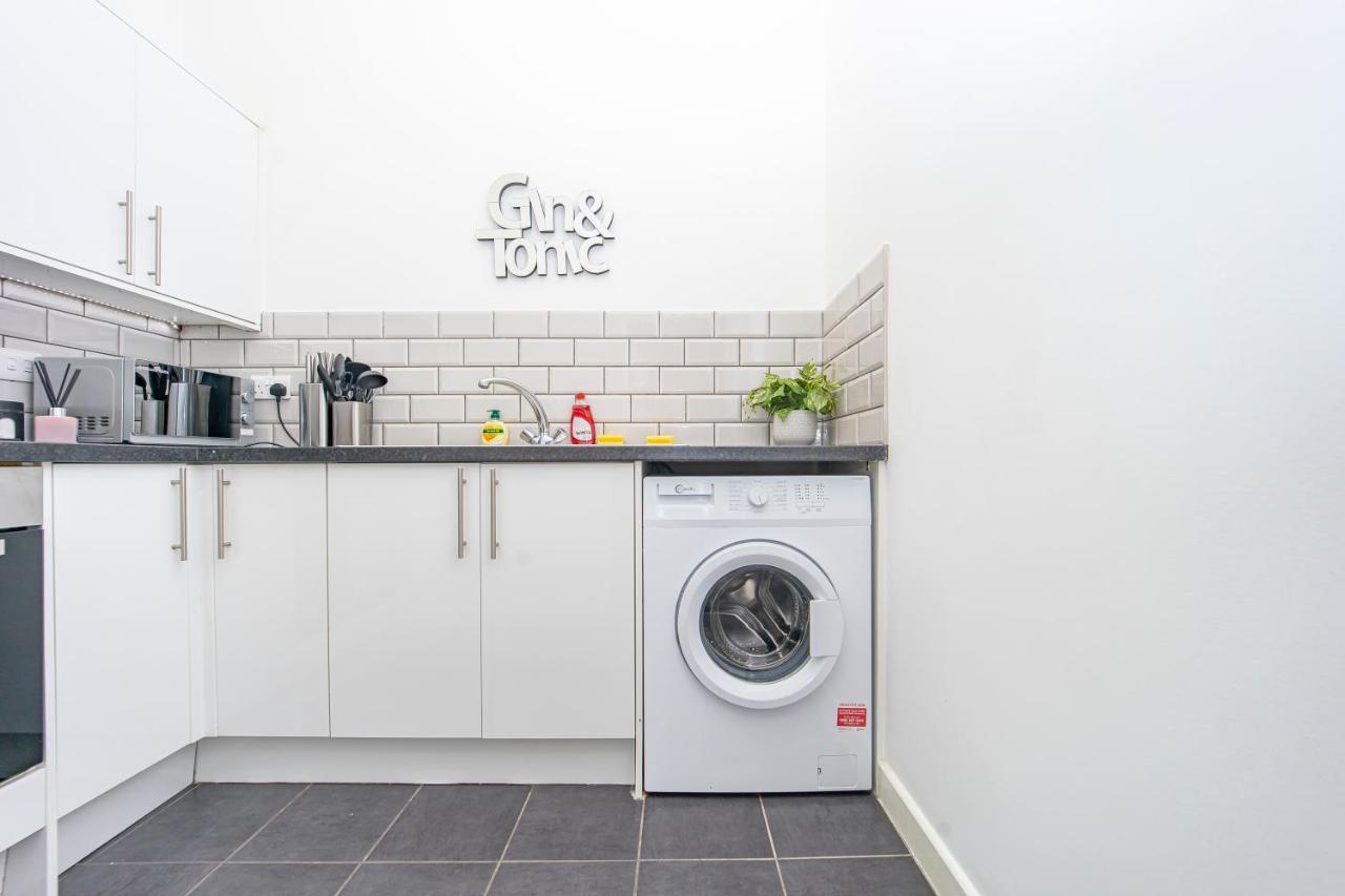 Spacious One Bedroom Flat Close To Station Apartment