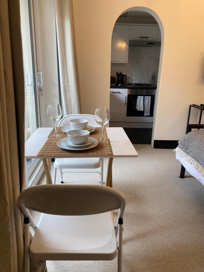 Apartment Stylish Basement Studio, With Outdoor Space *
