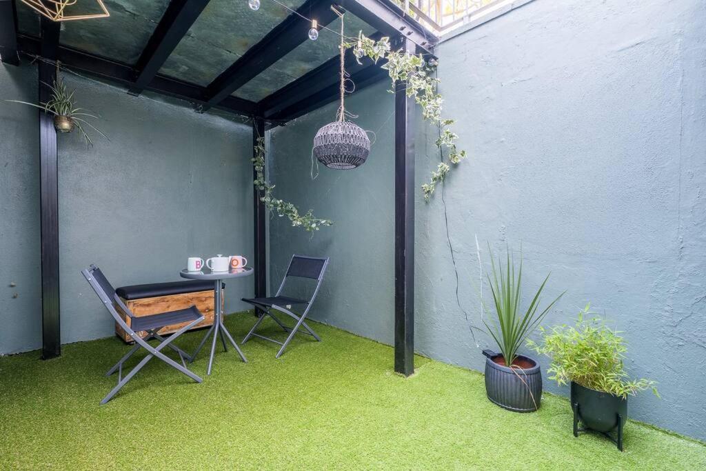 Modern 1-bed Central With Outside Space Holiday home Brighton