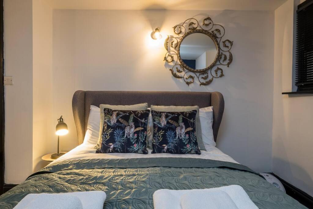 Holiday home Modern 1-bed Central With Outside Space *