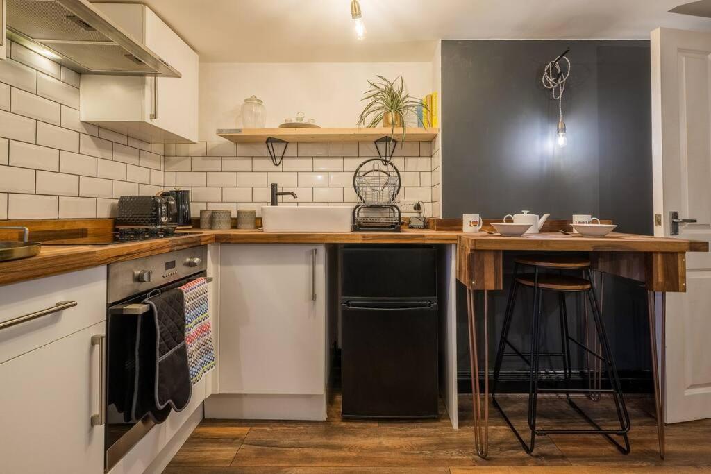 Modern 1-bed Central With Outside Space Holiday home Brighton