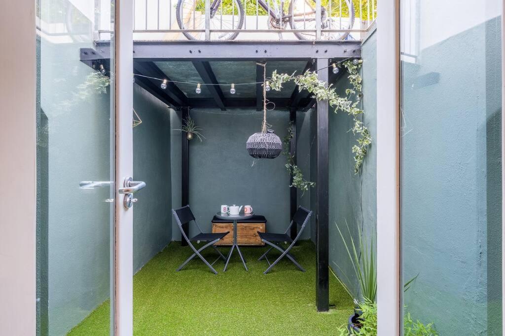 Holiday home Modern 1-bed Central With Outside Space