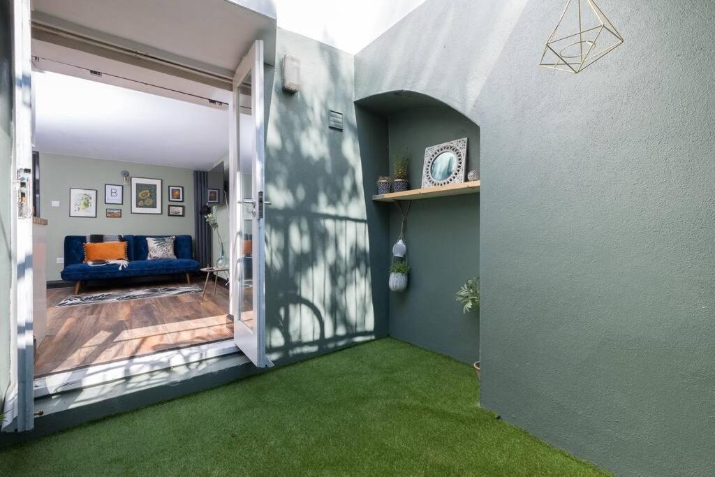 Modern 1-bed Central With Outside Space *