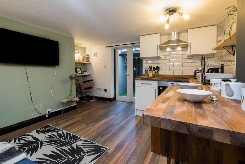 Holiday home Modern 1-bed Central With Outside Space *
